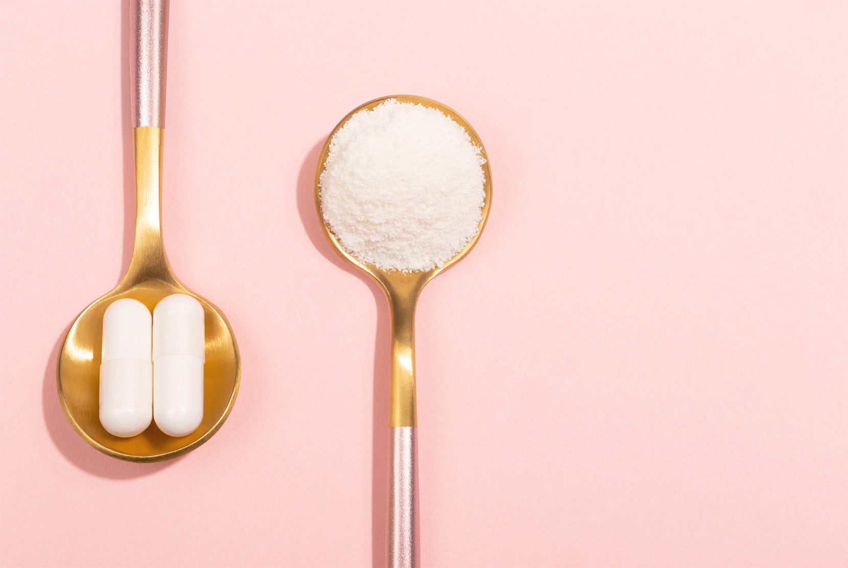 collagen-prášek-a-kapsle-na-lžíci-růžové-pozadí